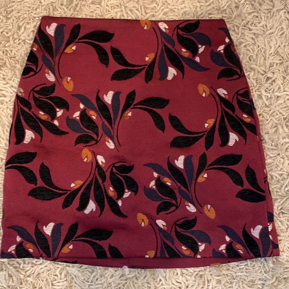 Ann Taylor petites maroon w black & cream embroidered print mini skirt size 00P